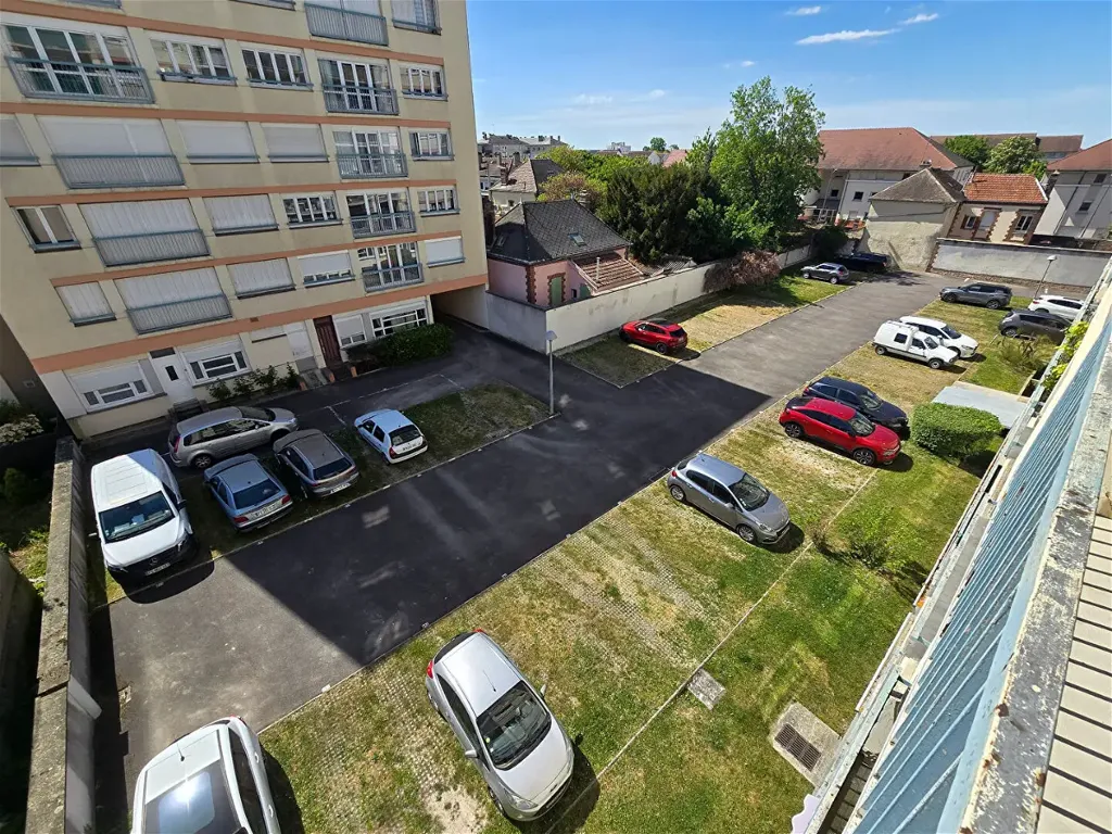 Rõdu - Bright 2-Bed Flat with Terrace in Troyes