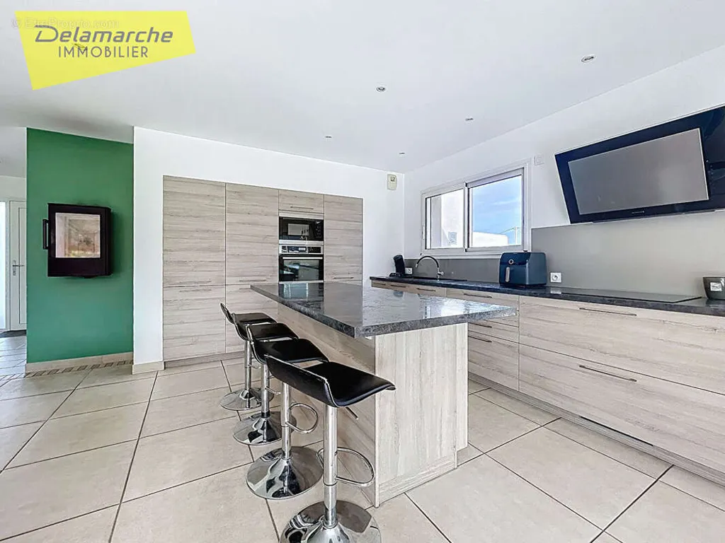 Cucina - Contemporary Flat-Plan House with Garden in Saint Planchers