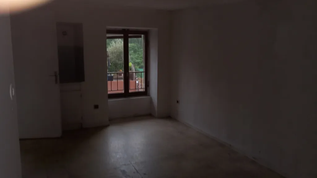 Pièces - Maison en 2 Logements avec Cour à Yenne