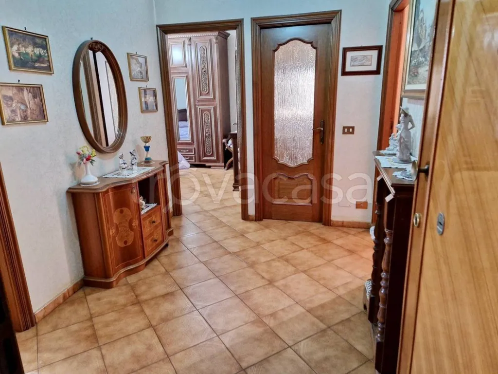 Entrée - Apartment with Three Exposures in Turin