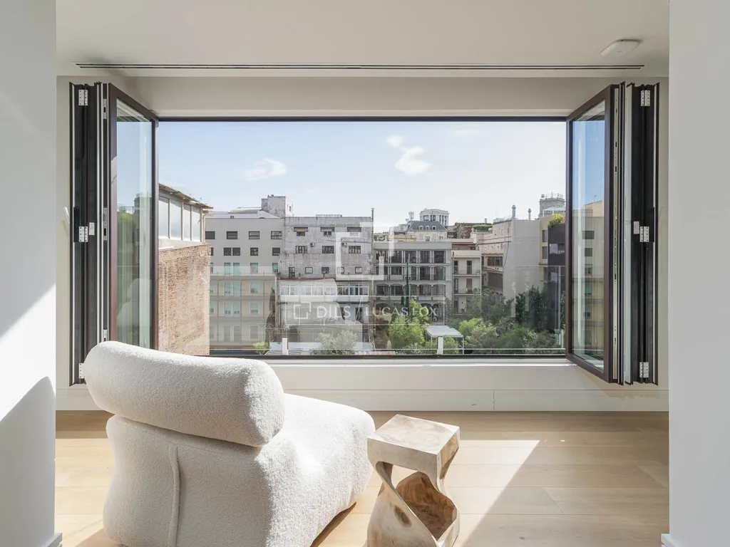 Balcon - Renovated Apartment with City Views in Eixample