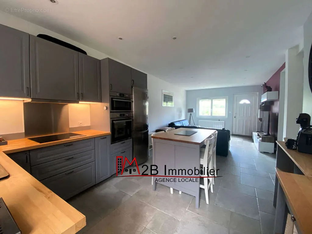 Cucina - Renovated 3-Bed Flat with Terraces in Marne District