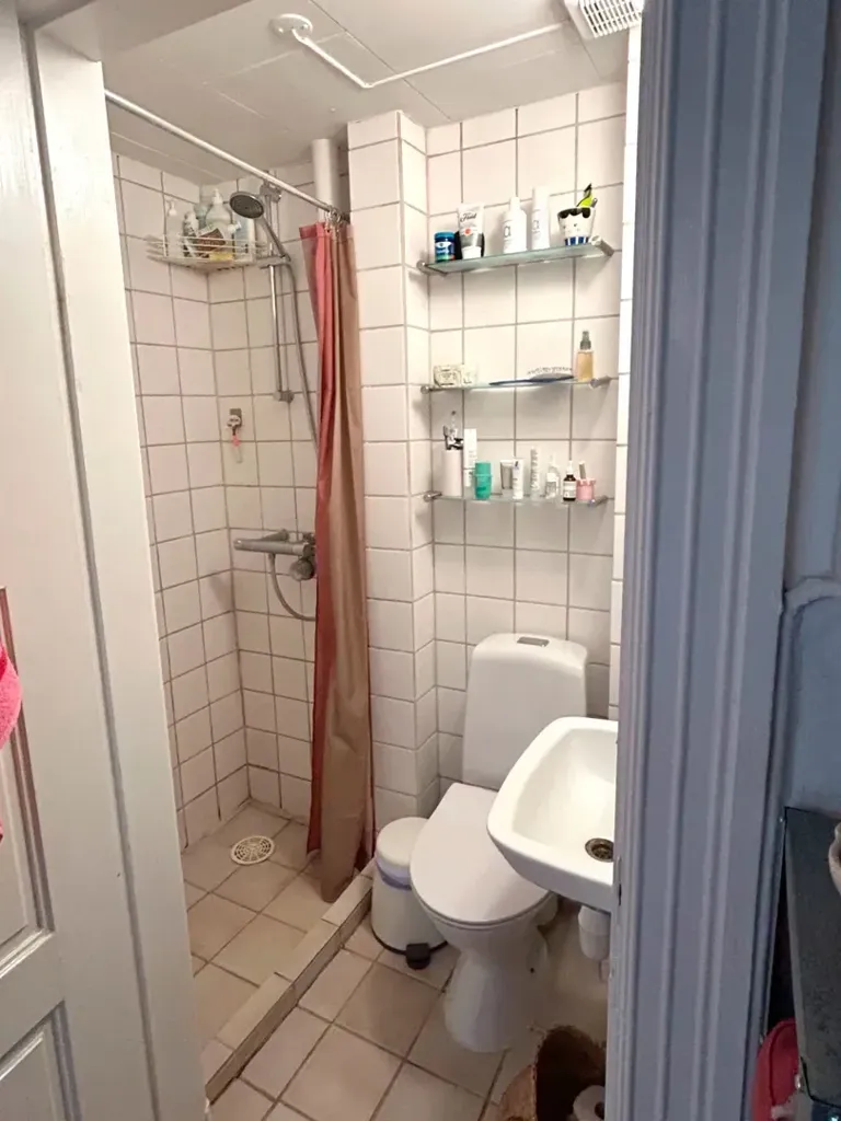 Bathrooms - 2-Bedroom Apartment with High Ceilings in Aalborg