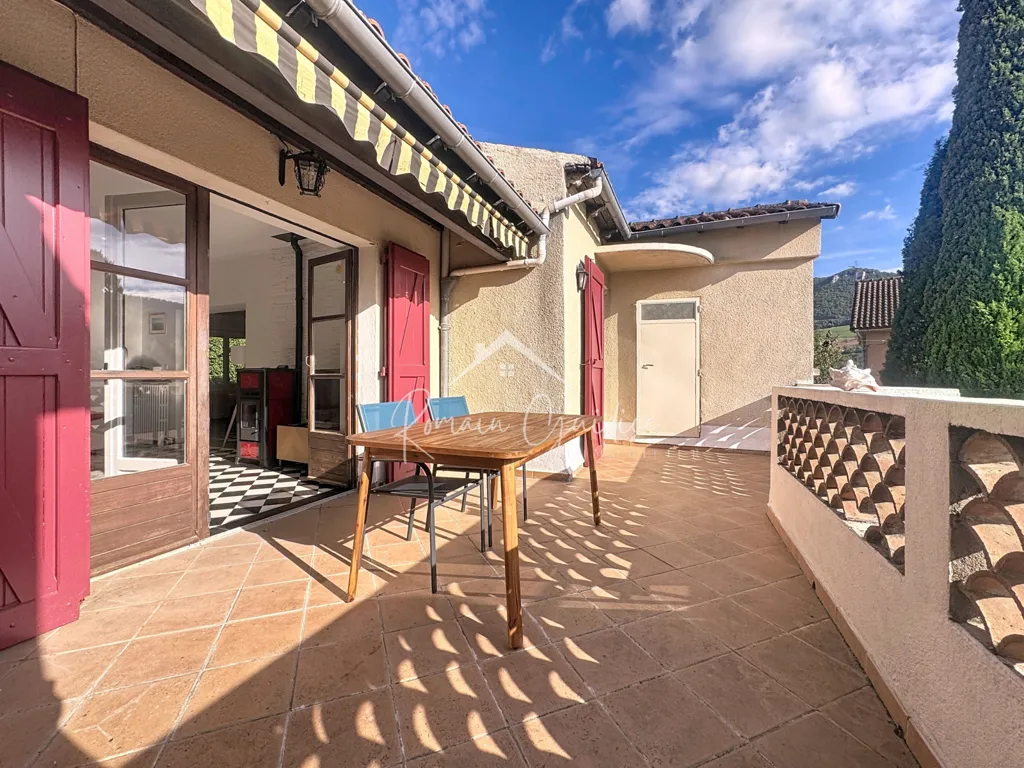 Terrasse - Maison avec Piscine et Vue Panoramique à Millau