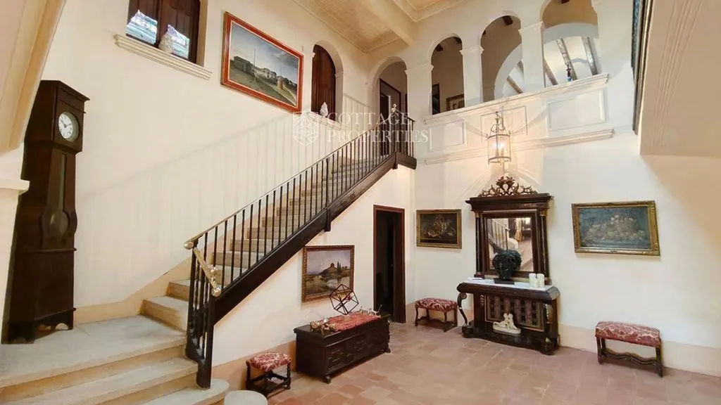 Toad - Luxury Farmhouse with Heritage in Llagostera