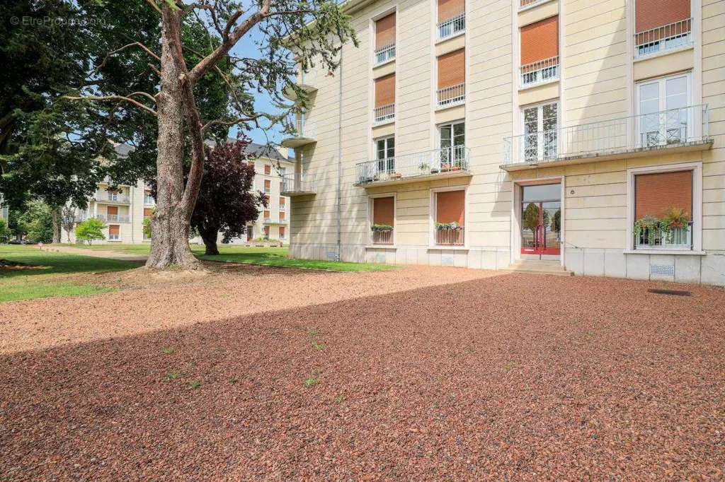 Exterior - 3-Bedroom Apartment with Balcony in Amiens