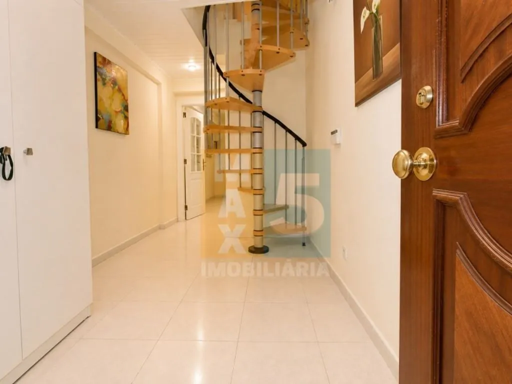 Esik - Luxury Duplex Flat with Garage in Odivelas
