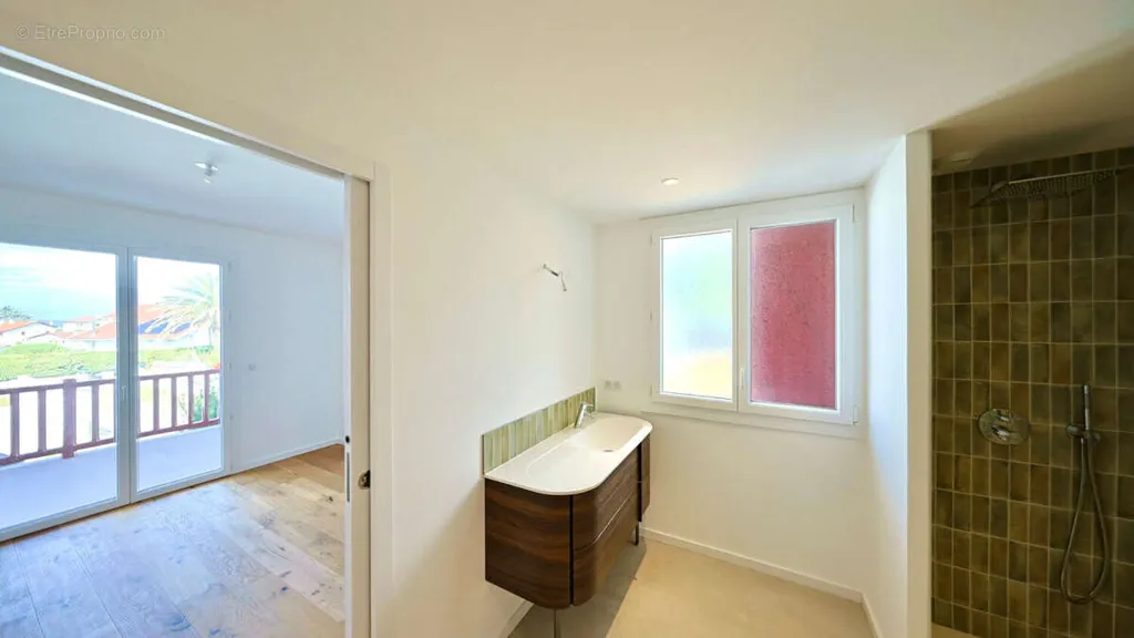 Salles de bain - Villa Contemporaine avec Vue Océan et Montagnes à la Côte Basque