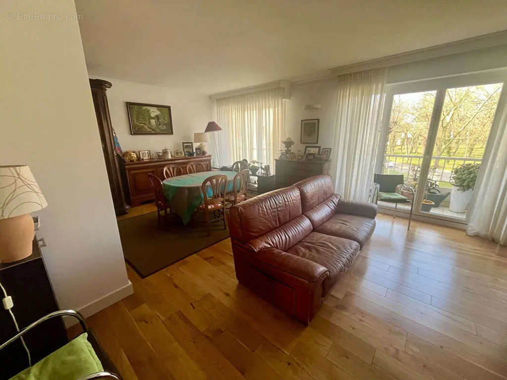 Salón - 5-Piece Apartment with Balcony in Maisons-Laffitte