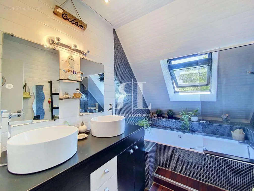 Salles de bain - Maison Familiale avec Piscine à Larmor-Plage