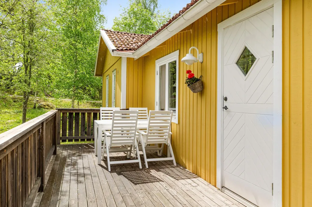 Terrass - Charming Cottage with Lake View in Virserum