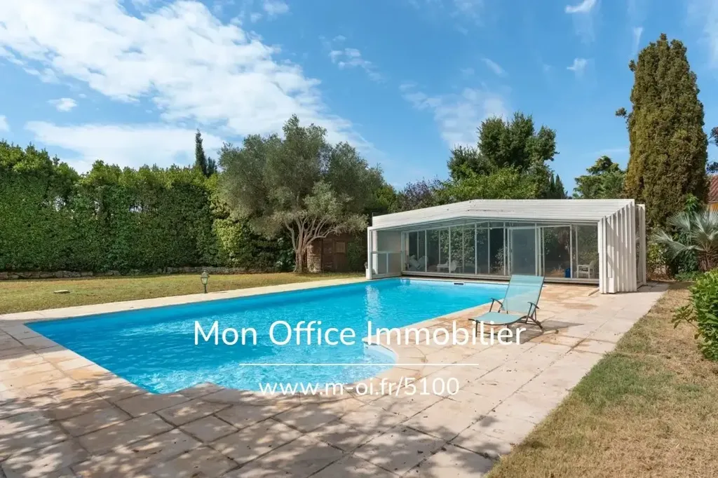 Bassein - 1970s House with Covered Pool in Istres