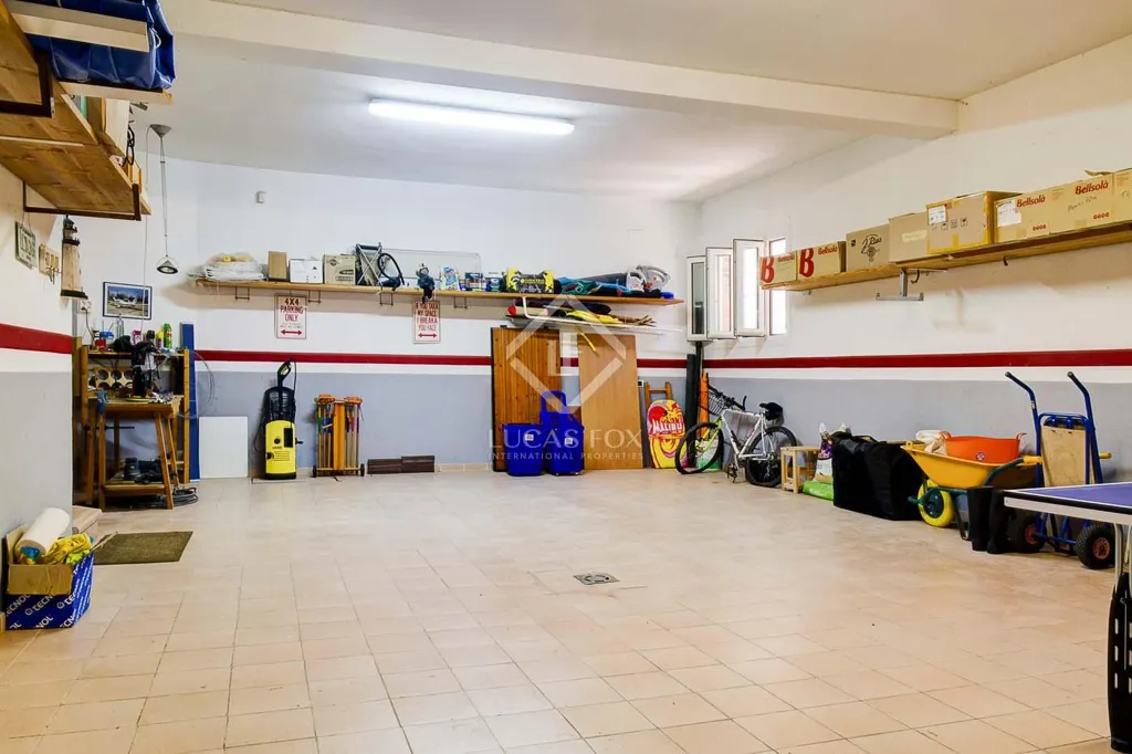 Garaaž - House with Sea View and Pool in Torredembarra