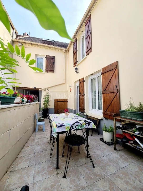 Terrace - Charming 1890 House with Terrace in Grigny