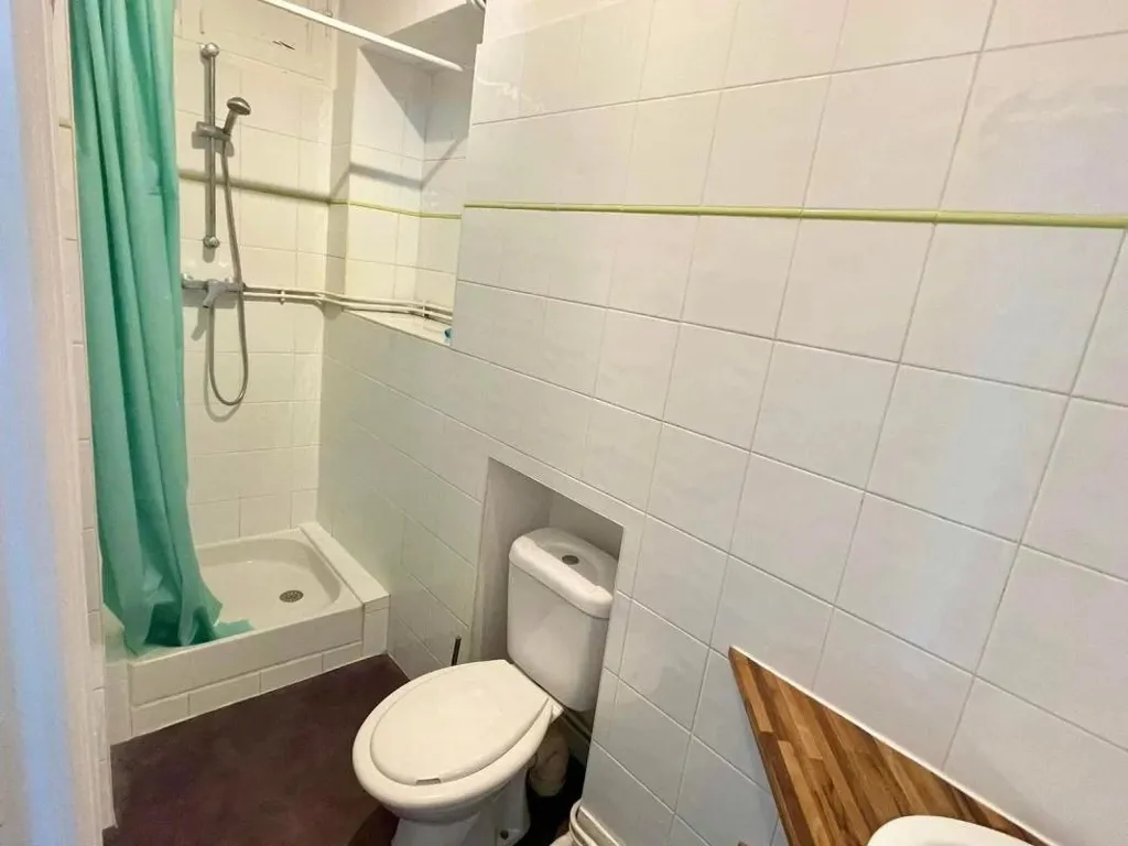 Salles de bain - Studio Meublé avec Commerces à Rue Gambetta