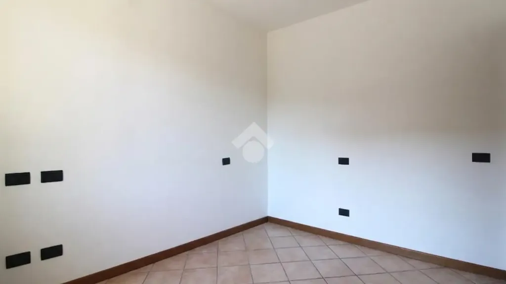 Pièces - Ground Floor Trilocale with Private Garage in Dello