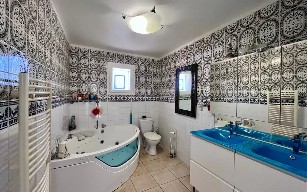 Salles de bain - Bungalow avec piscine à Saint-Loubès