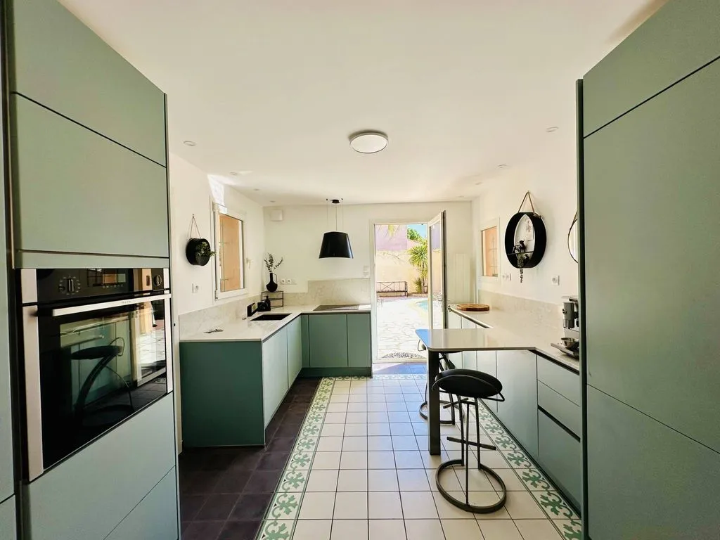 Cuisine - Villa Luxueuse avec Piscine à Lattes