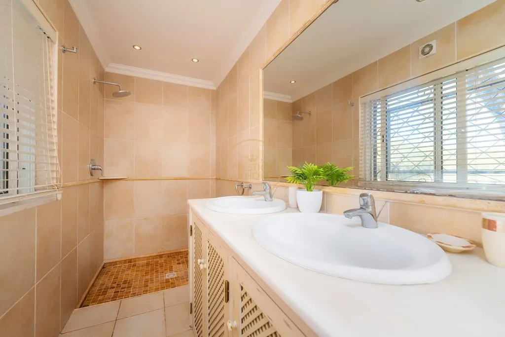 Vannitoad - Luxury Villa with Pool in Quarteira