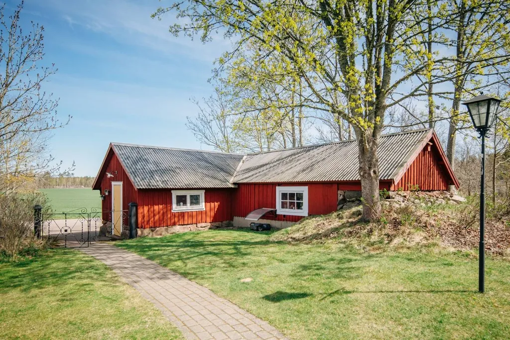 Extérieur - Charming Red Villa with Countryside View in Jula
