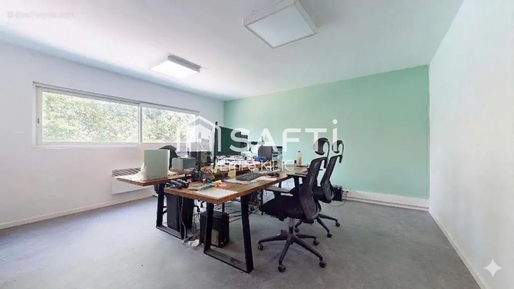 Office - Commercial Space with Parking in Saint-Jean-d'Illac
