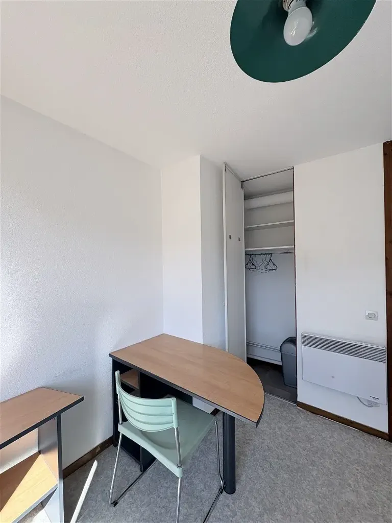 Bureau - Studio Meublé avec Balcon à Saint-Étienne