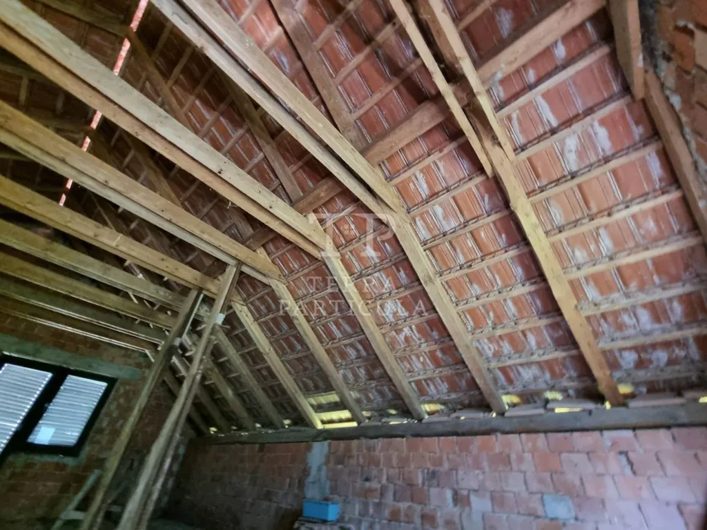 Toad - Under-Construction House with Full-Height Attic in Gornja Stubica