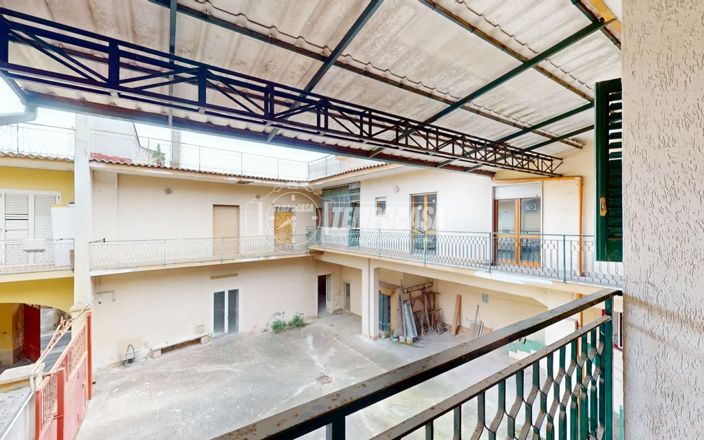 Giardino - Palazzo with Courtyard in Lusciano Centre