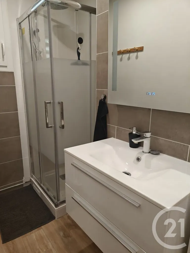 Bagni - 3-Bed Flat with Balcony in Morangis Centre