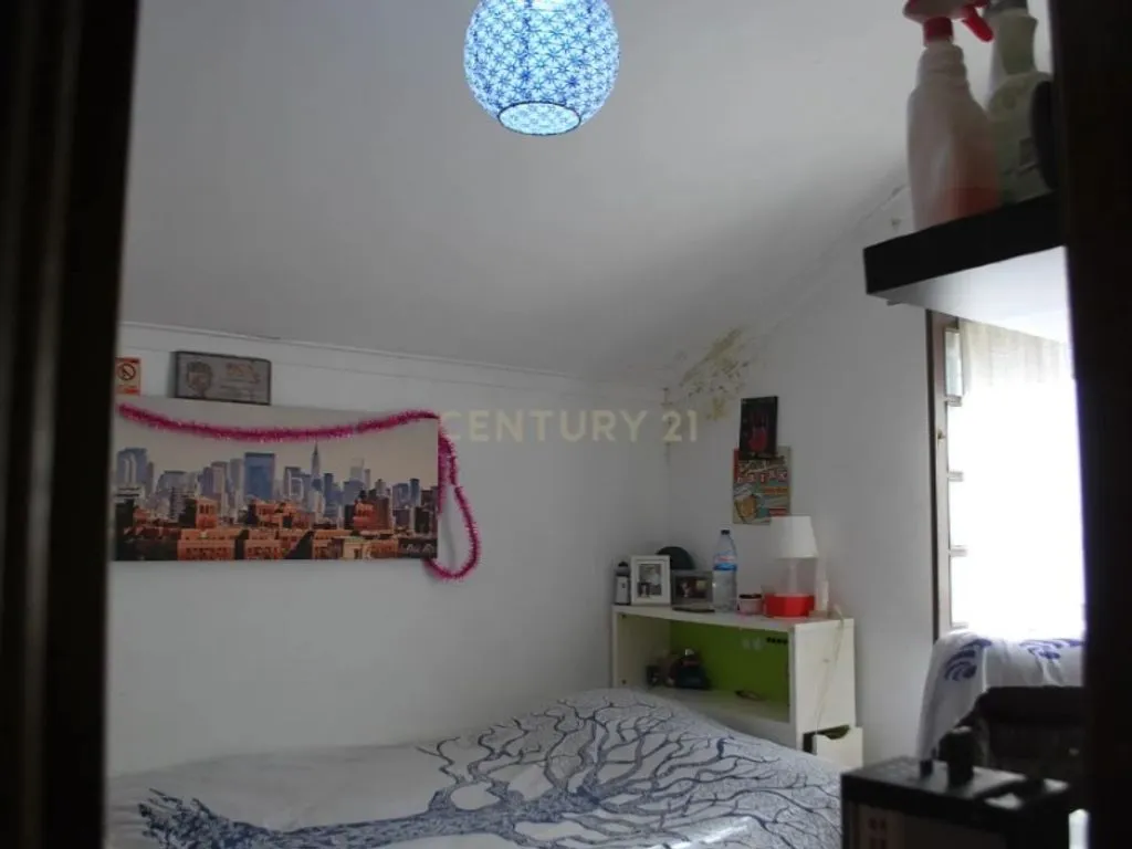 Magamistoad - Semi-Detached House with Good Light in Almada