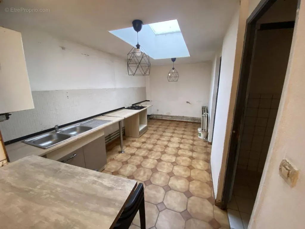 Köök - 1930s Semi-Detached House with Renovation Potential in Roubaix