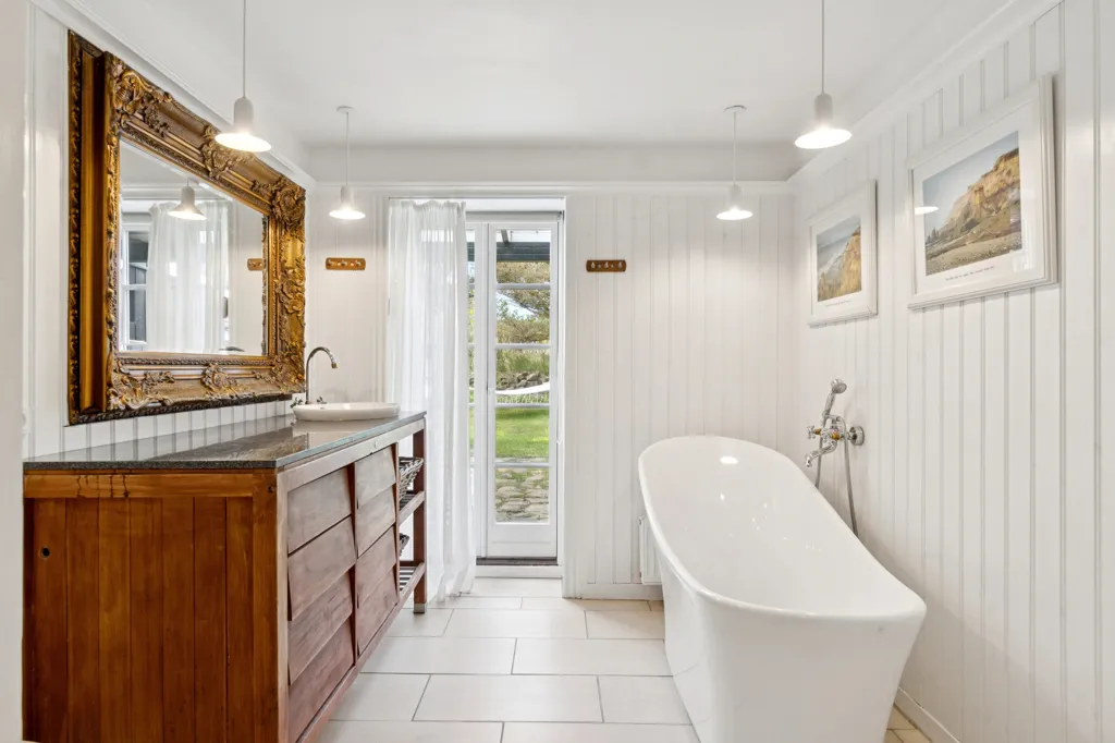Salles de bain - Conservation-Grade Lighthouse Farmhouse on West Coast