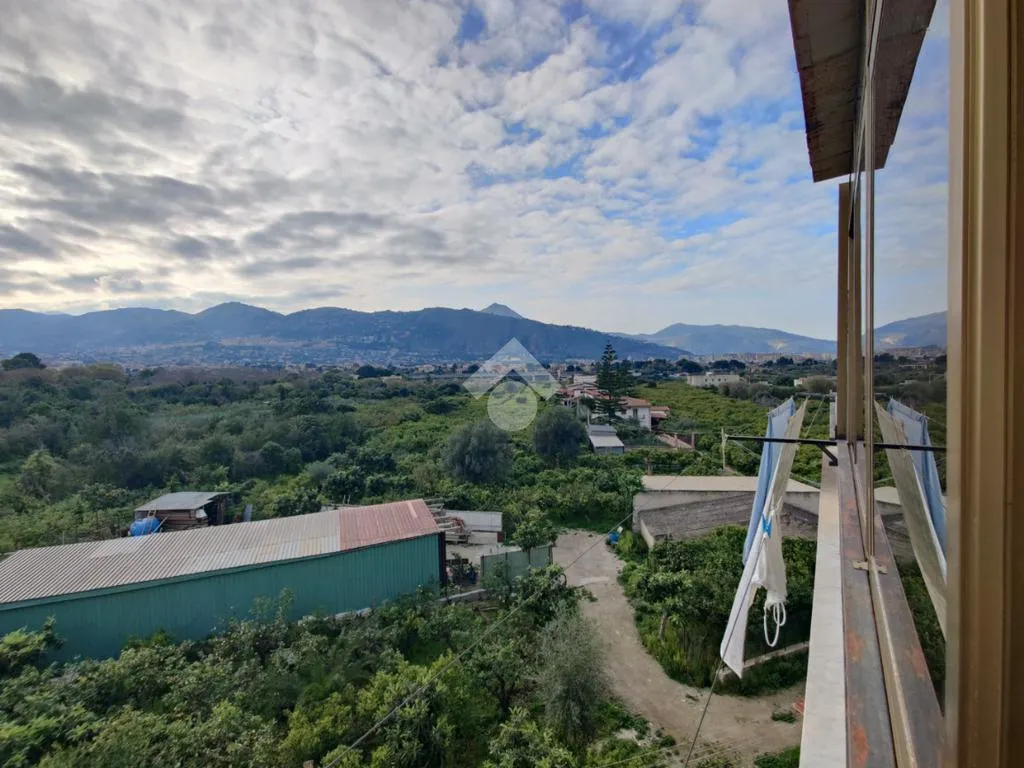 Balcon - Third Floor Flat with Balcony in Villagrazia