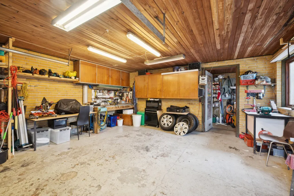 Garage - Villa with Terrace in Rosilde, Nyborg