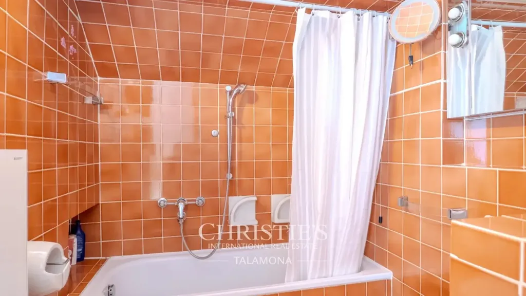 Bathrooms - Lakefront Villa with Private Park in Ranco