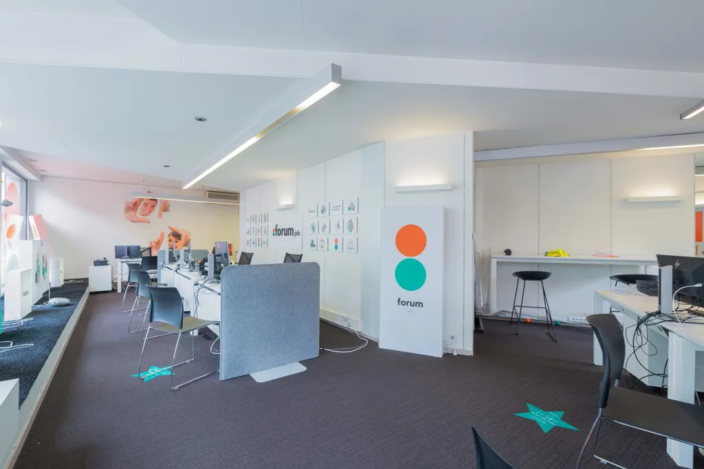 Bureau - Espace de Bureau avec Cuisine dans le Centre de Zele