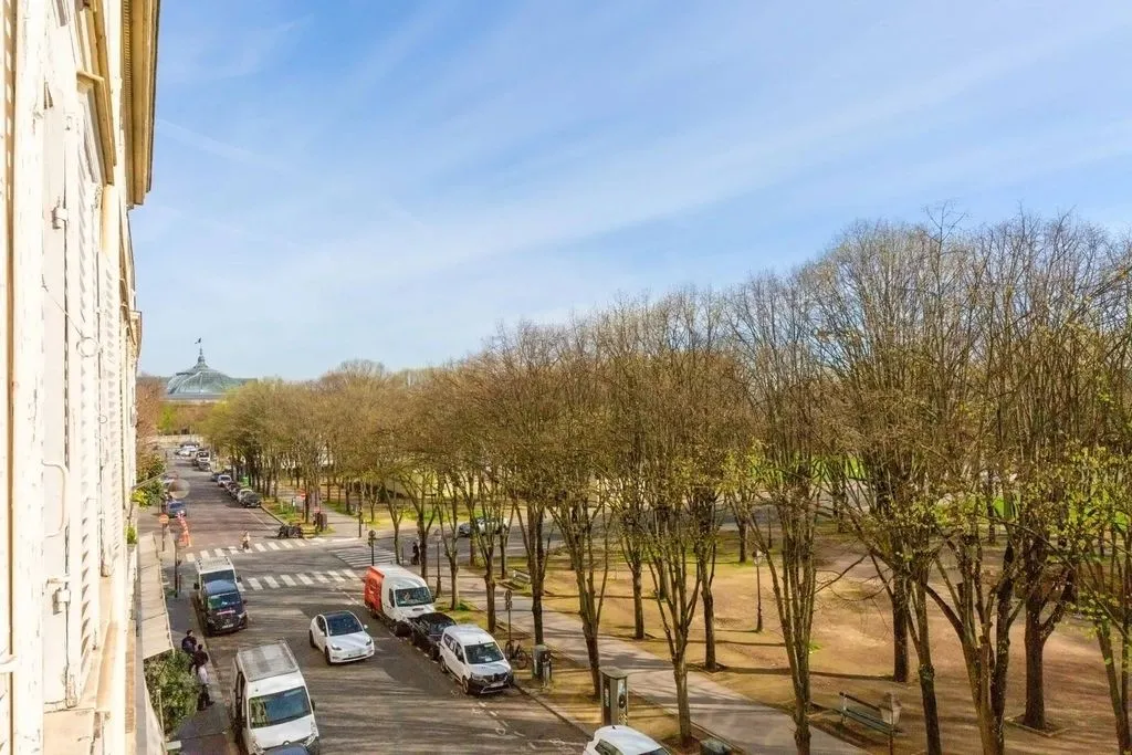 Balcony - Luxury Apartment with City View in Paris