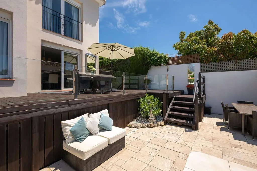 Terrasse - Detached Villa with Private Pool in Río Real, Marbella