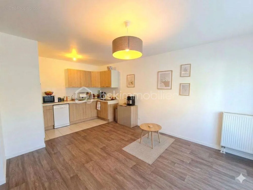 Köök - Bright 2-Bedroom Apartment with Private Garden in Quiet District