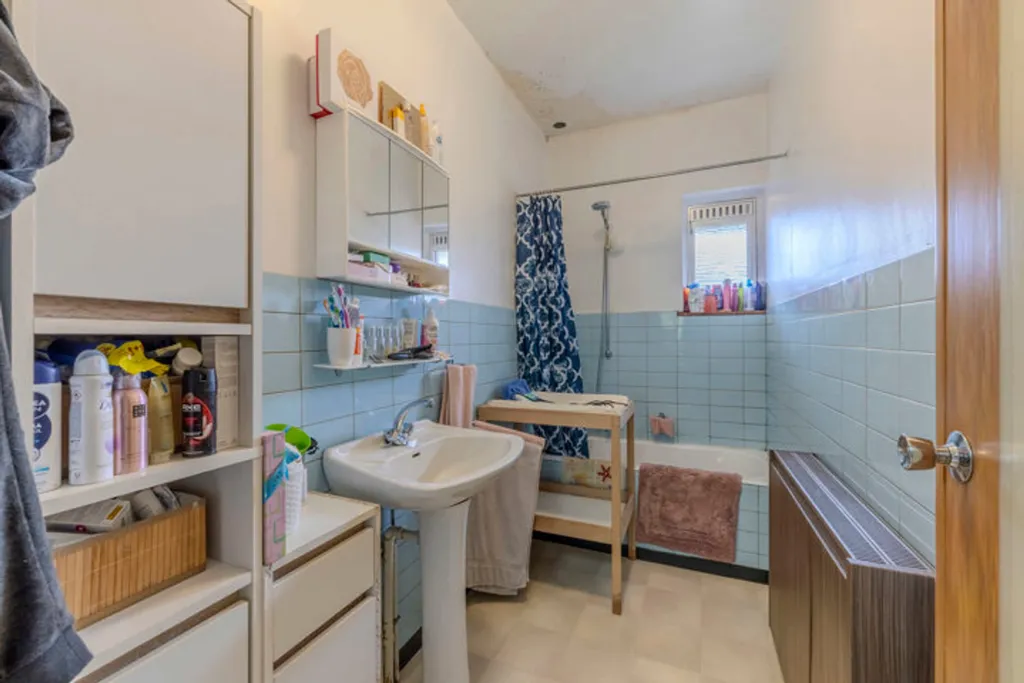 Salles de bain - Maison à Renover avec Terrasse à Nijlen