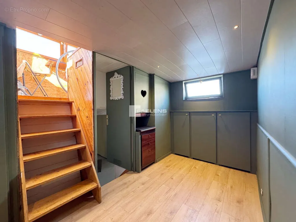 Rooms - Aménagée Péniche with Waterfront View in Lille