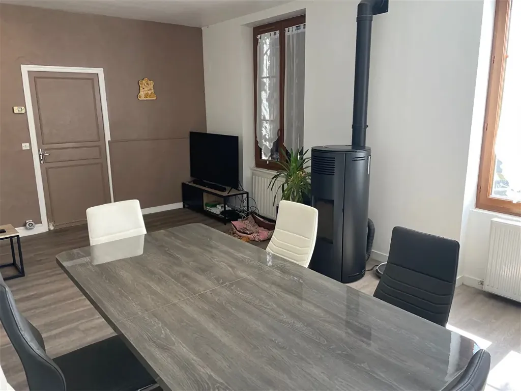 Sala da pranzo - 5-Bedroom House with Workshop in Blanzay