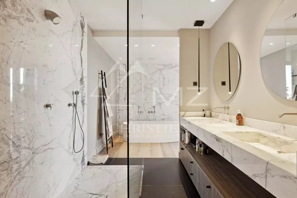 Salles de bain - Villa Contemporaine avec Vue Mer près de Cannes