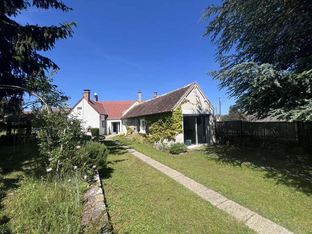 Aed - 4-toaline maja asukohas Chateaumeillant