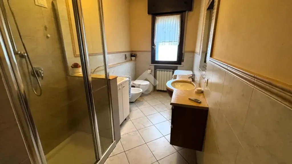 Salles de bain - Quadrilocale with Balcony in Mantova