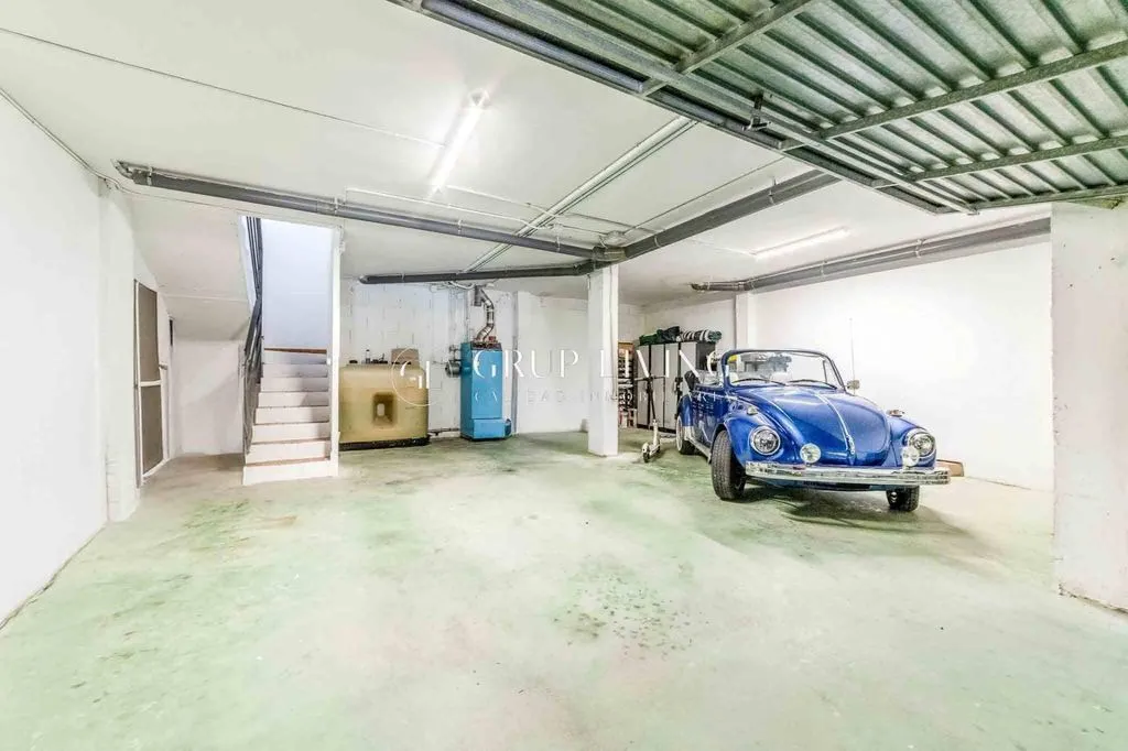 Garage - Luxury House with Pool in Sitges