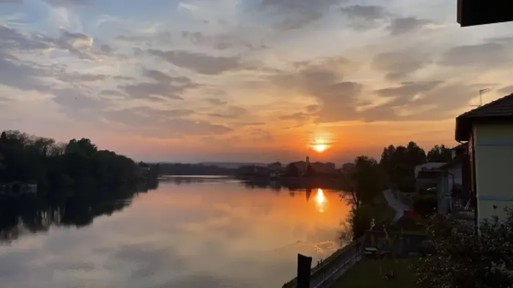 Riverfront Apartment with Terrace in Sesto Calende