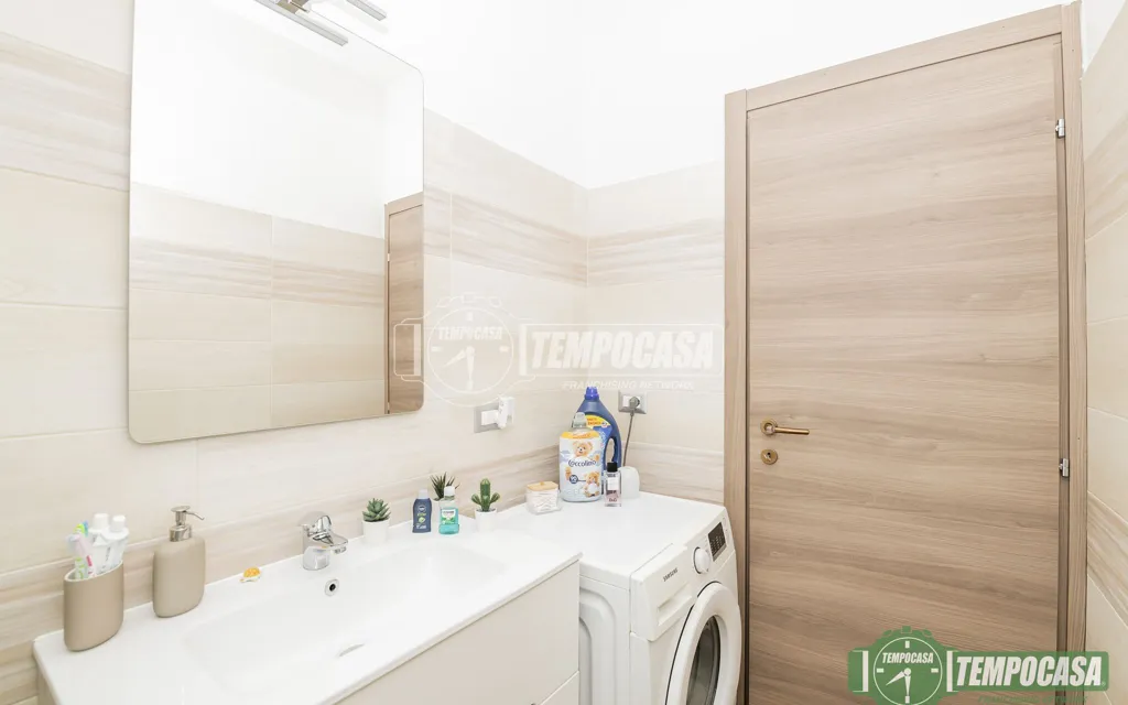 Salles de bain - Rustic 3-Bedroom Apartment with Balcony in Lodi Vecchio