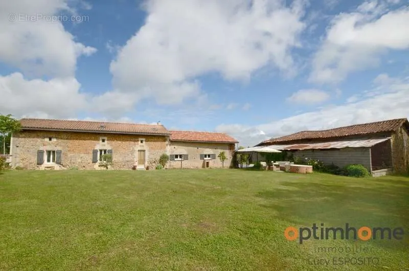 Extérieur - Ferme Rénovée avec Grand Jardin à Cherves-Châtelars