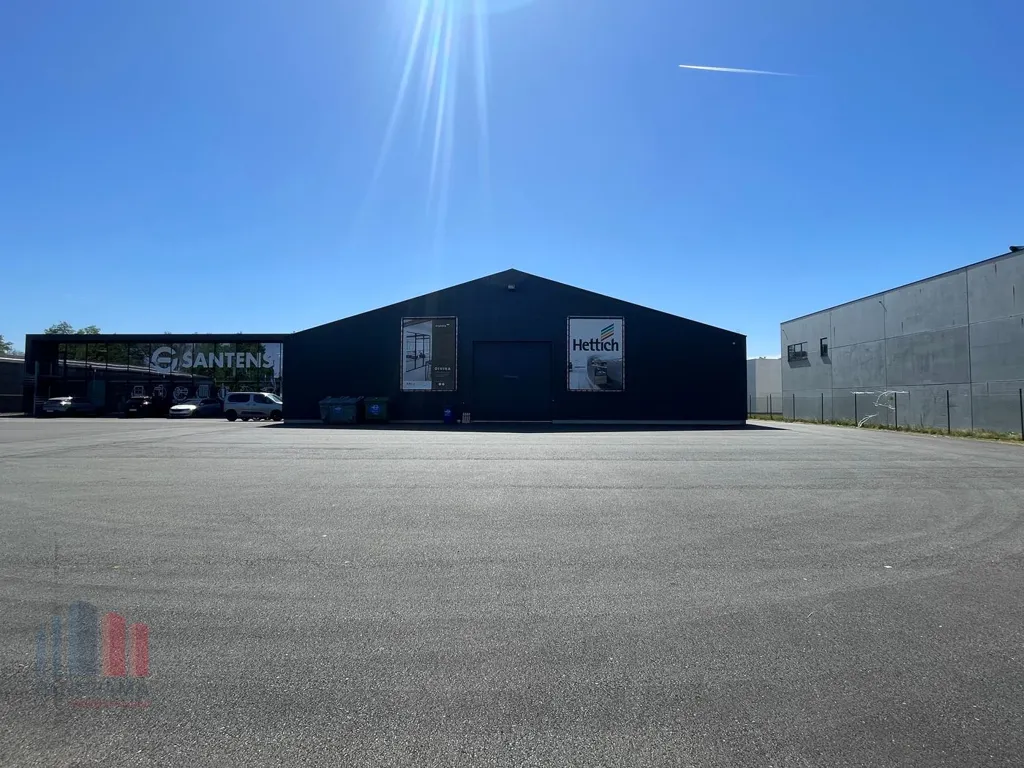 Extérieur - Magasin Polyvalent avec Hauteur Libre à Bruges